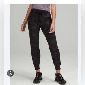 Lululemon rulu jogger black camo, size 14